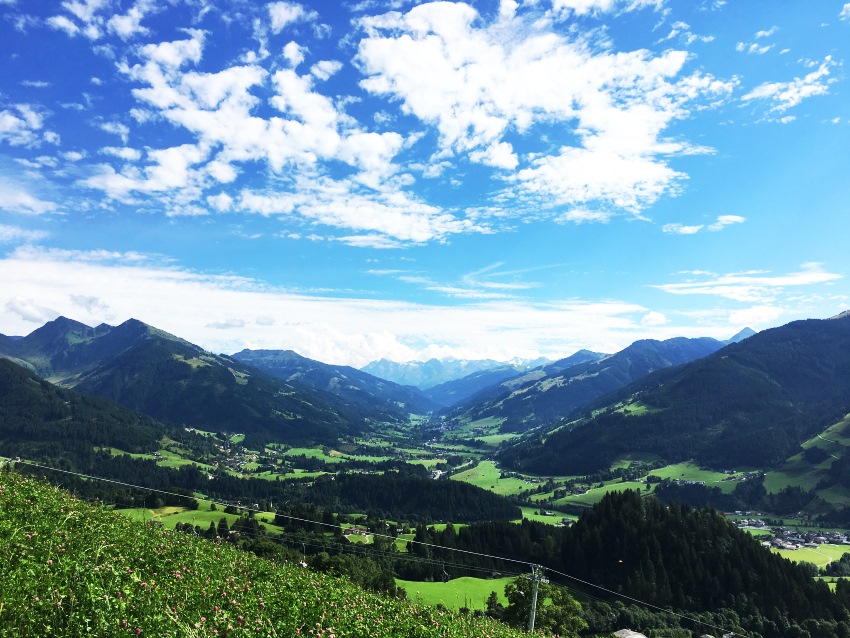 Kitzbühl, Blick ins Tal bei herrlichem Sommerwetter