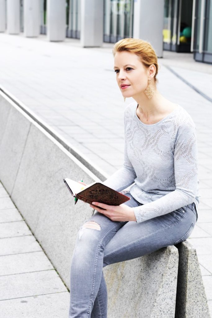 Graues Shirt und Jeans