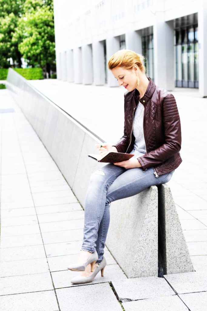 Lederjacke und Destroyed Jeans