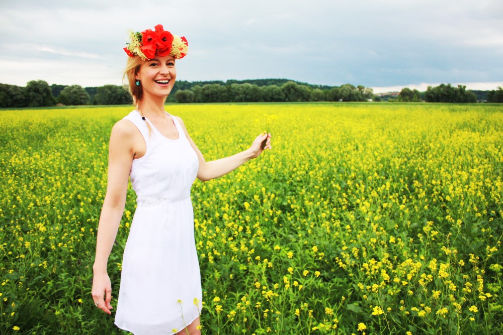 Sommerliches Kleid in weiß und ein Blumenkranz mit Mohn