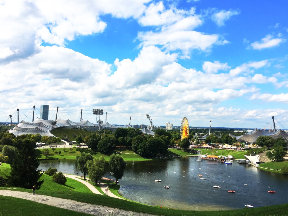 Olympiapark in München. Blick auf den See