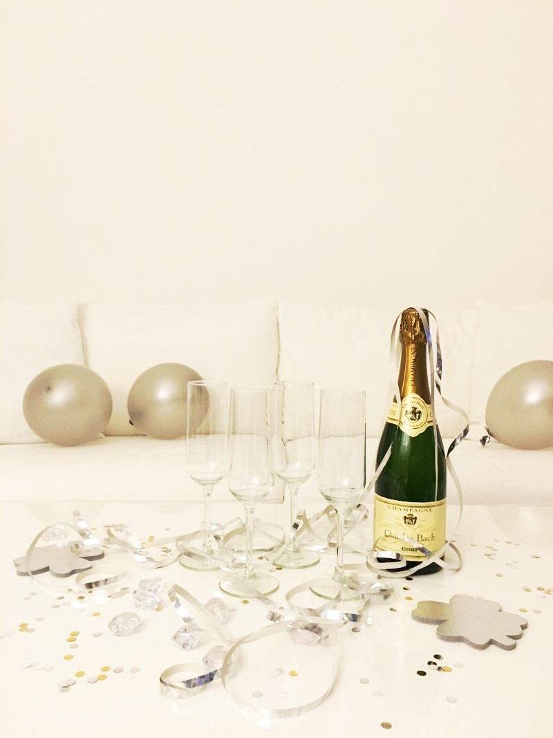 Silvesterdeko: Champagner, Glitter und Luftballons