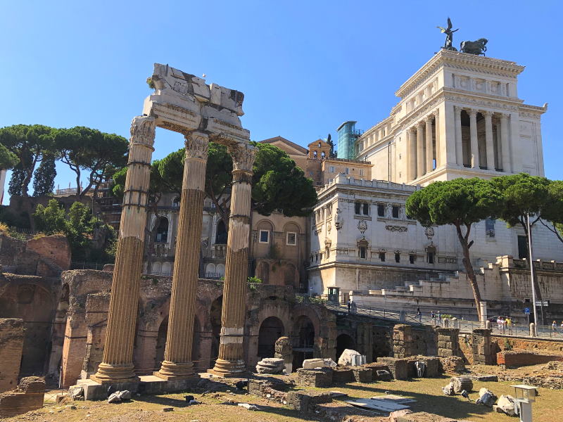 Forum Romanum und im Hintergrund das Monumento Vittorio Emanuele II